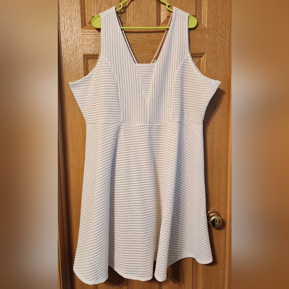 NWT Maurices Women's Plus 4x White Dress w/ tan slip